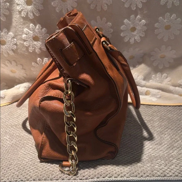 Michael Kors Tan Leather Shoulder Bag with Gold Heart Lock - Picture 3 of 4
